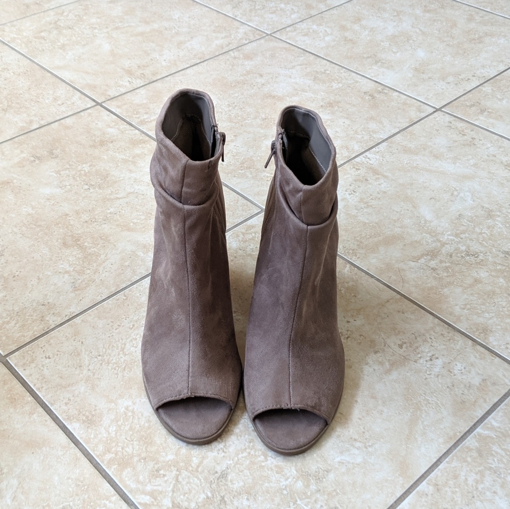 NEW without tags Size 9.5 Peep toe fall bootie